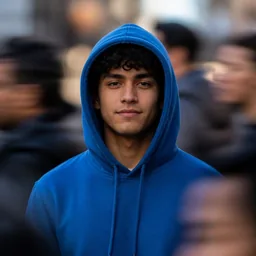 Hoodie Azul entre Multitud